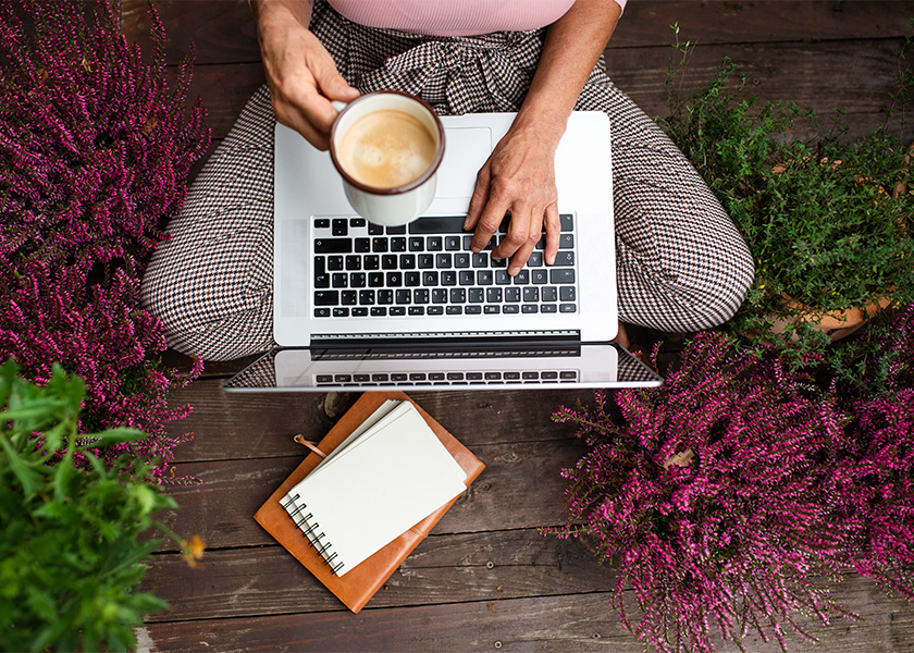 Frau mit Kaffee am Laptop als Symbol für Kundencenter