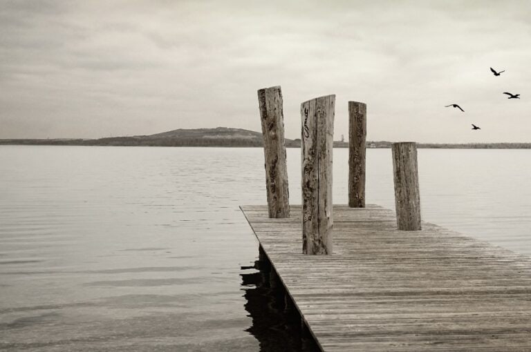 Steg mit Blick auf einen See
